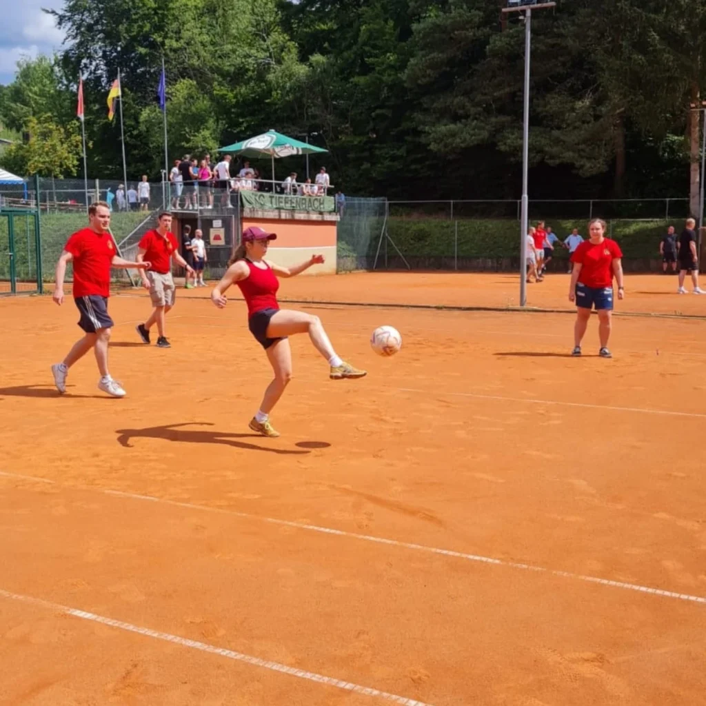 Mitglieder des Rausch beim Fußballtennisturnier des TC Tiefenbach Es sind vier Personen zu sehen, eine kickt gerade den Ball