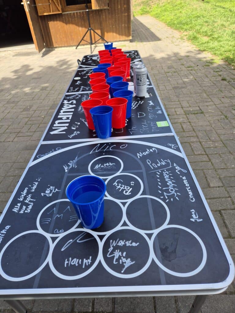 Ein Bierpong-Tisch vorbereitet für eine Runde Rage-Cage