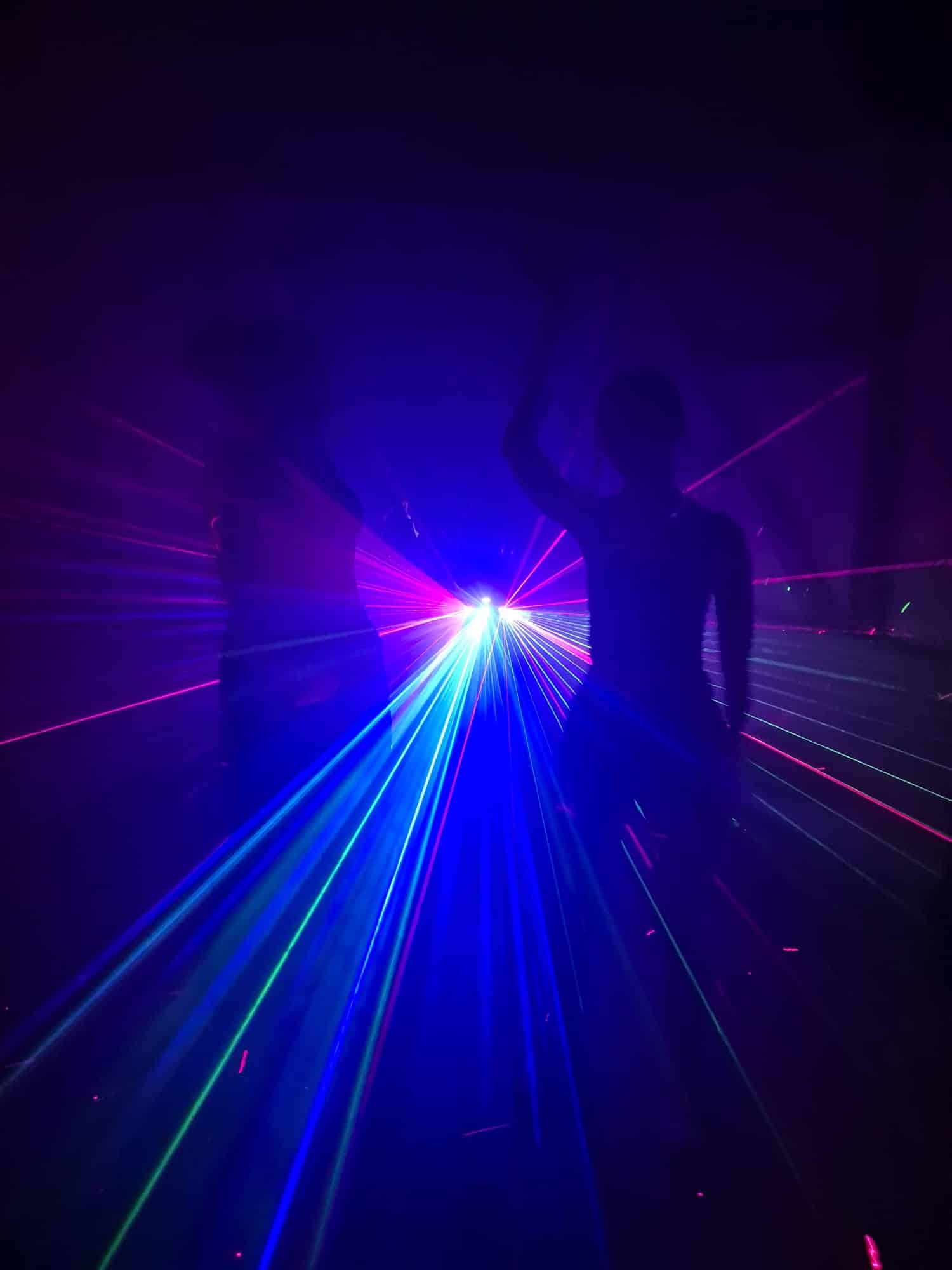 Discolicht mit Nebel Man sieht zwei Personen schemenhaft tanzen