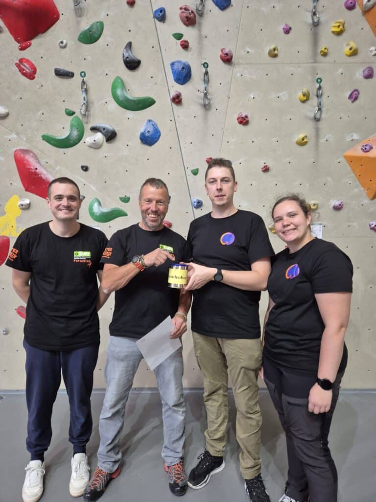 zwei Mitglieder des Rausch überreichen die Spendendose an die Paraclimibing Abteilung des DAV in Wetzlar