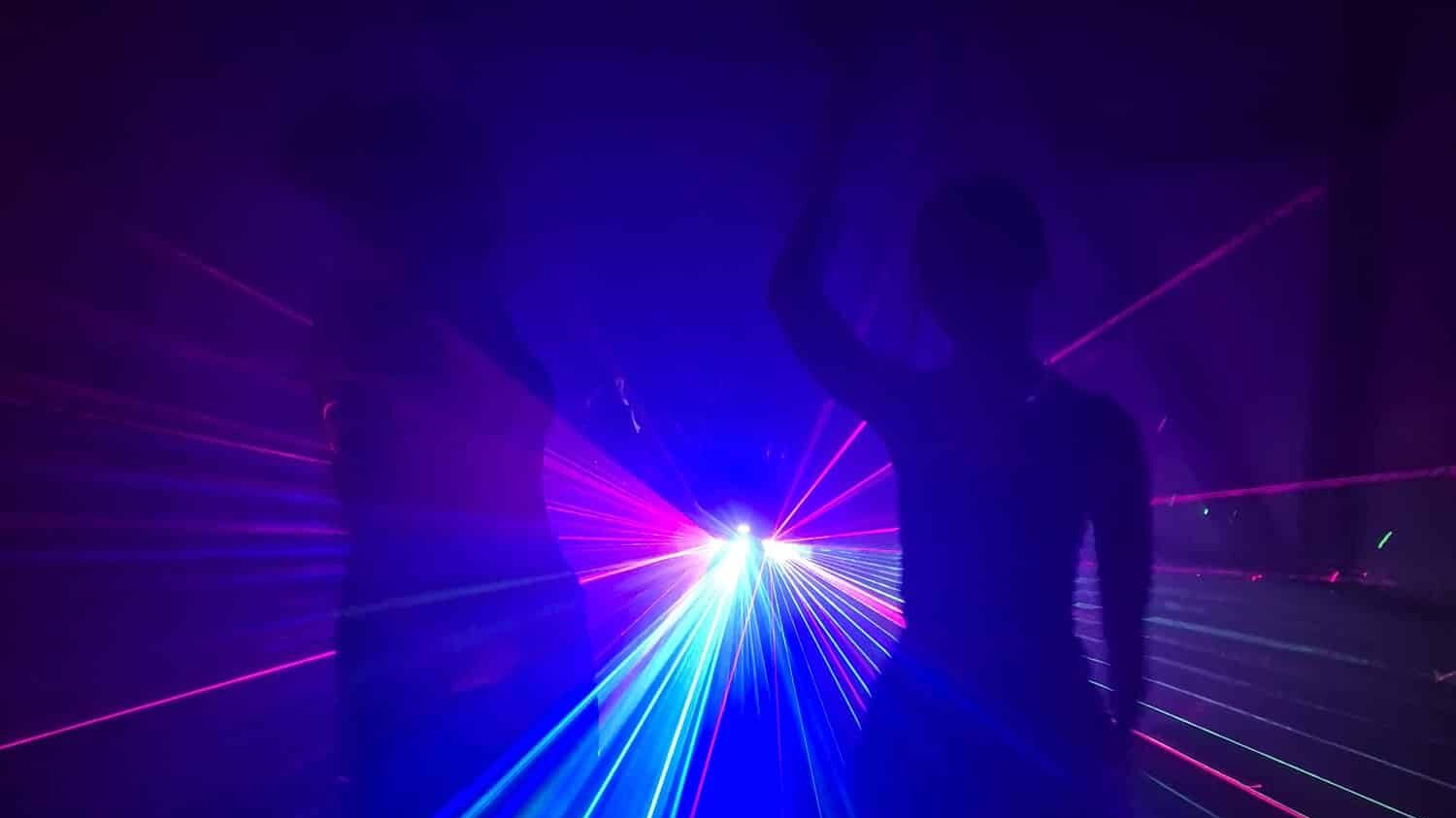 Discolicht mit Nebel Man sieht zwei Personen schemenhaft tanzen