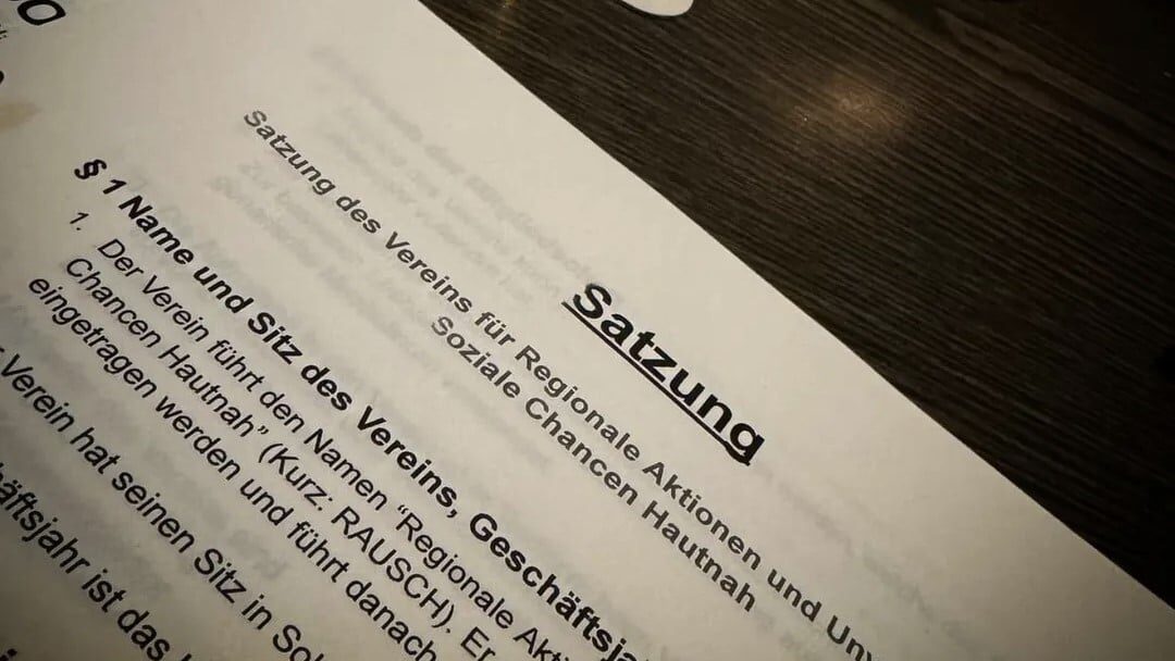 Ein Foto der Satzung auf einem Tisch