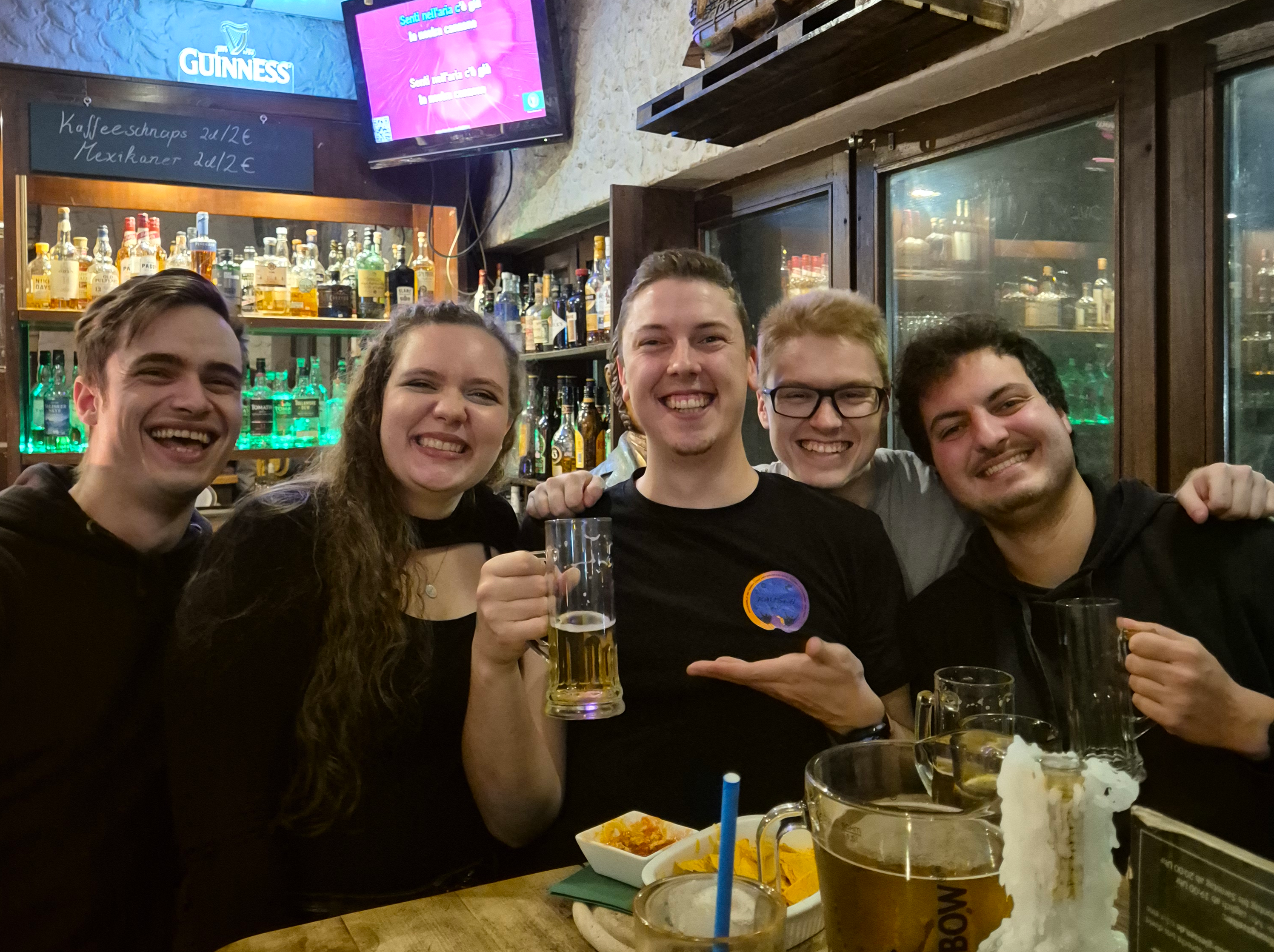 5 Mitglieder des Rausch e.V. im Irish Pub in Gießen